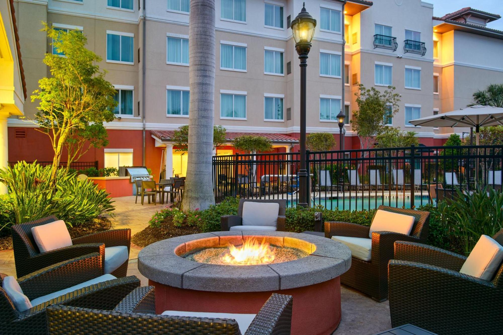 Residence Inn By Marriott Fort Myers At I-75 And Gulf Coast Town Center Estero Eksteriør billede